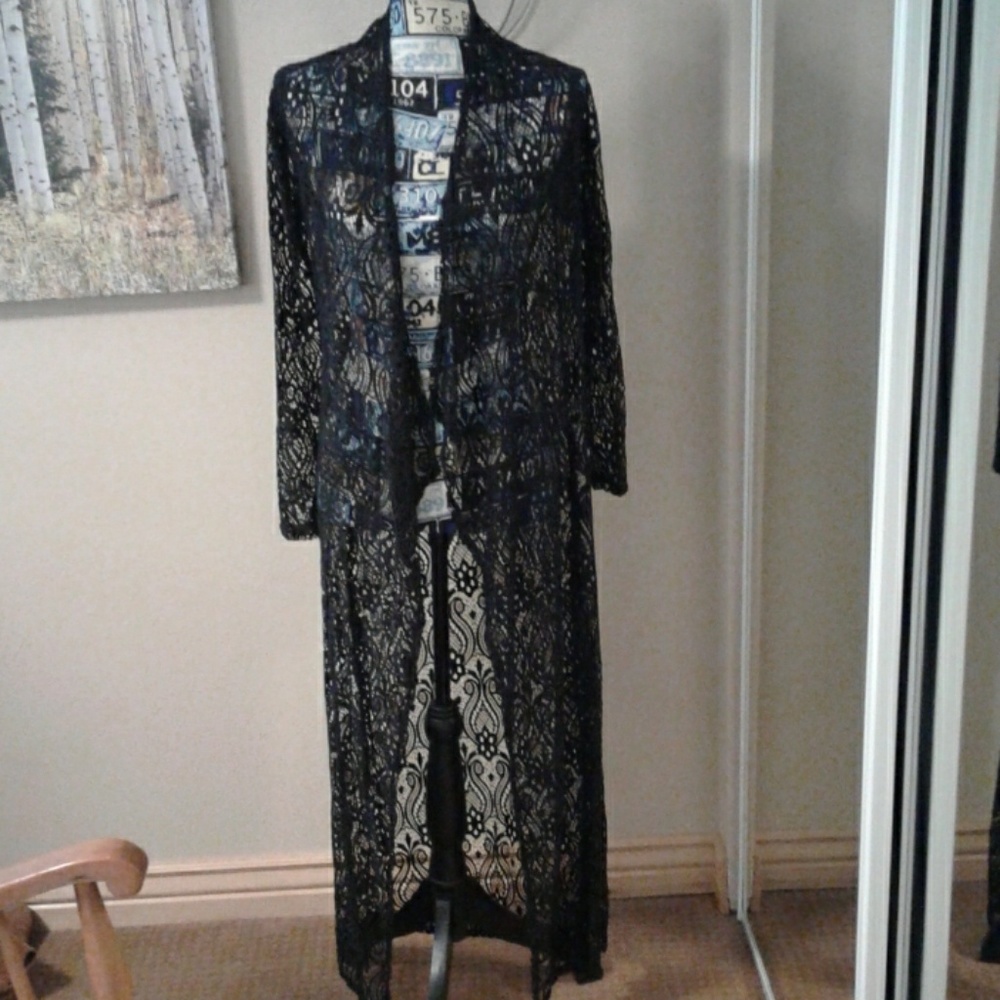 BLACK LACE SHRUG